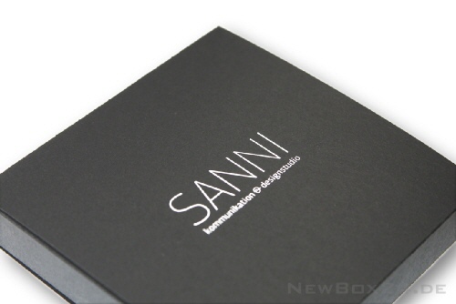 Silberpr&auml;gung auf schwarzem Karton